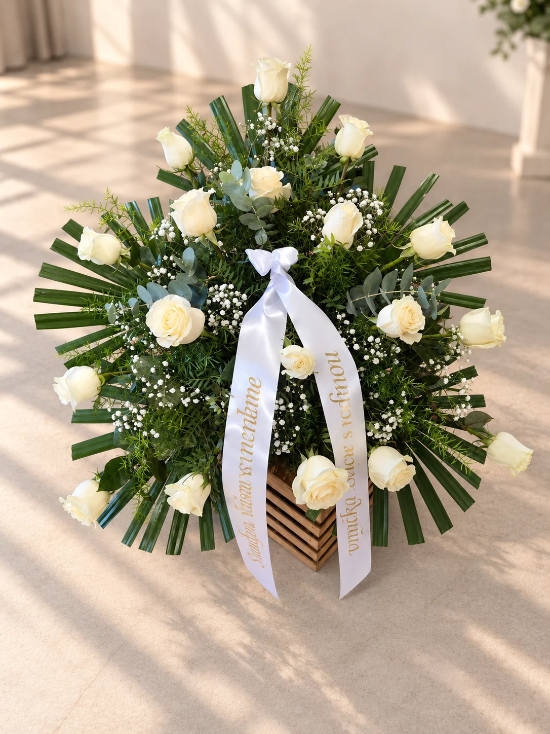 Ikebana s bílých růží