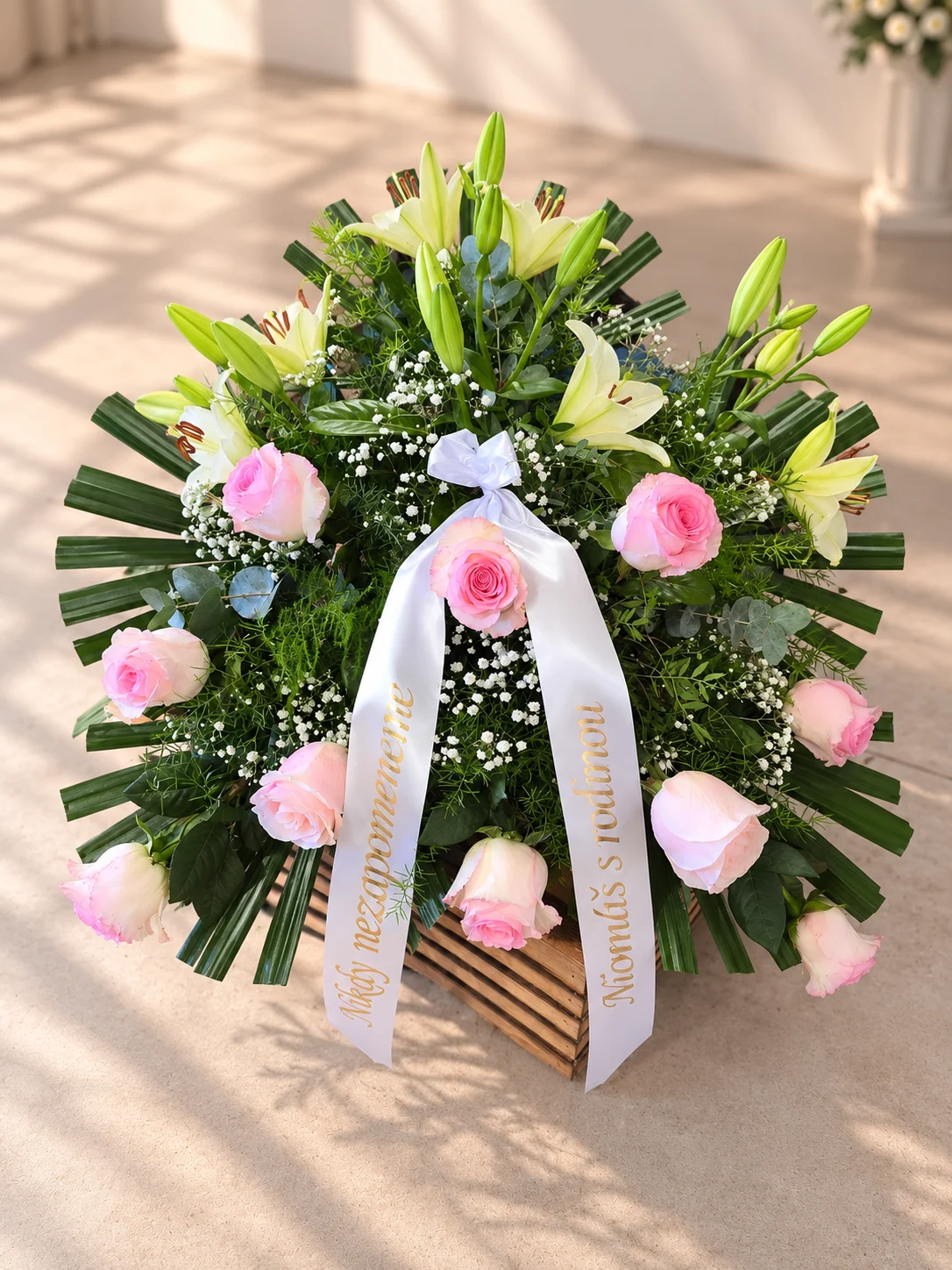Ikebana s růžových růží a lilií