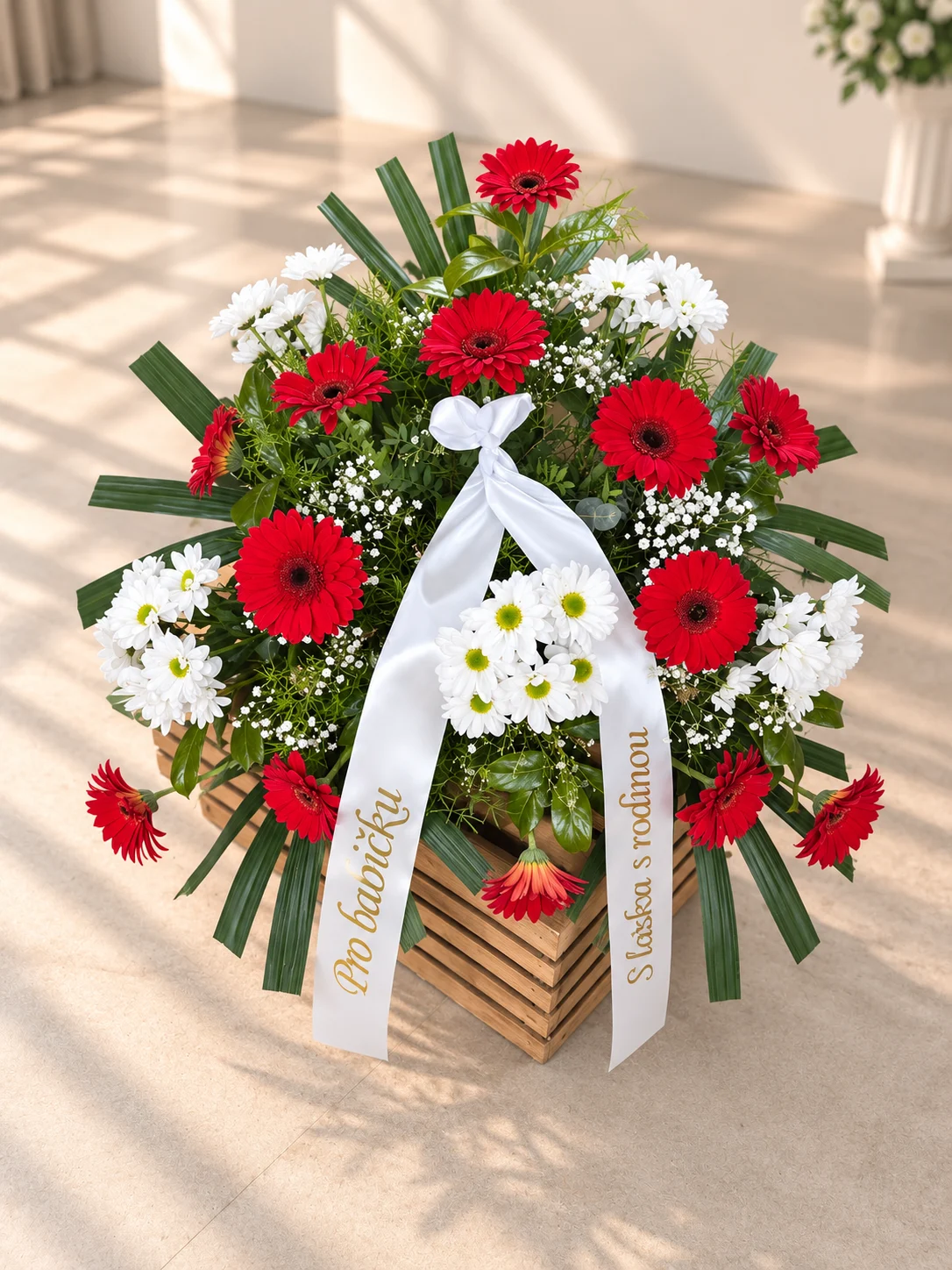 Ikebana s červených gerber a chryzantém